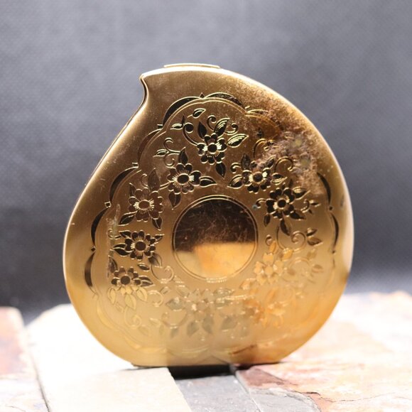 Vintage Elgin American Heart-Shaped Powder Compact – Gold-Tone Etched Design - Picture 5 of 11